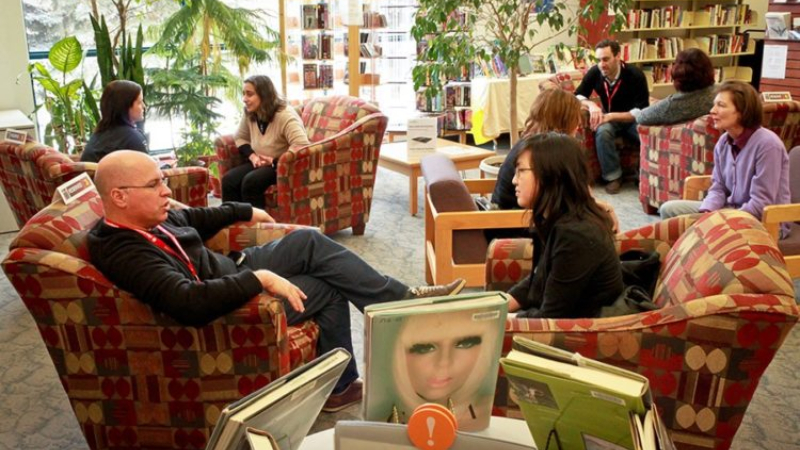 Bibliotecas humanas: El lugar donde se consultan a personas en vez de libros | VIDEO