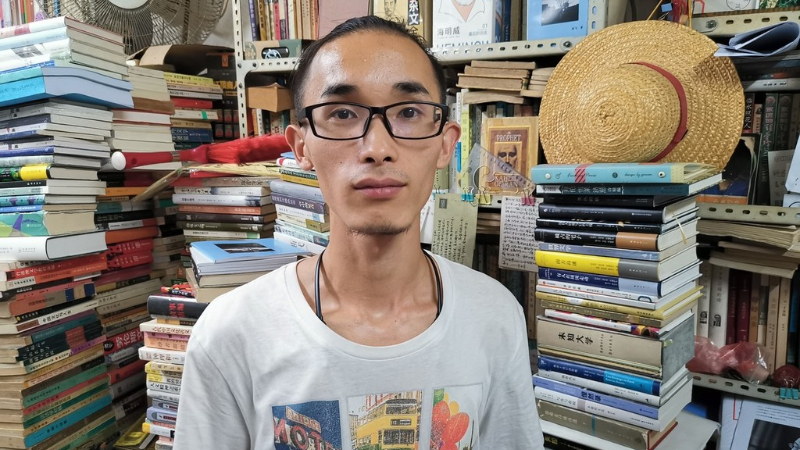 Joven convierte su garaje en una librería con 15 mil libros | FOTOS