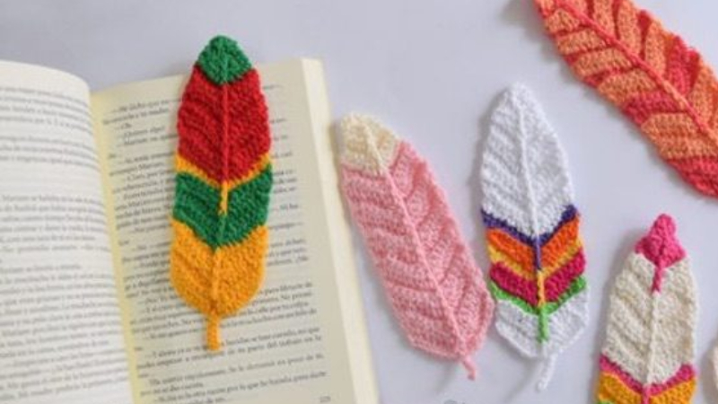 Plumas tejidas a crochet son los marcadores perfectos para tu libro favorito (FOTOS)