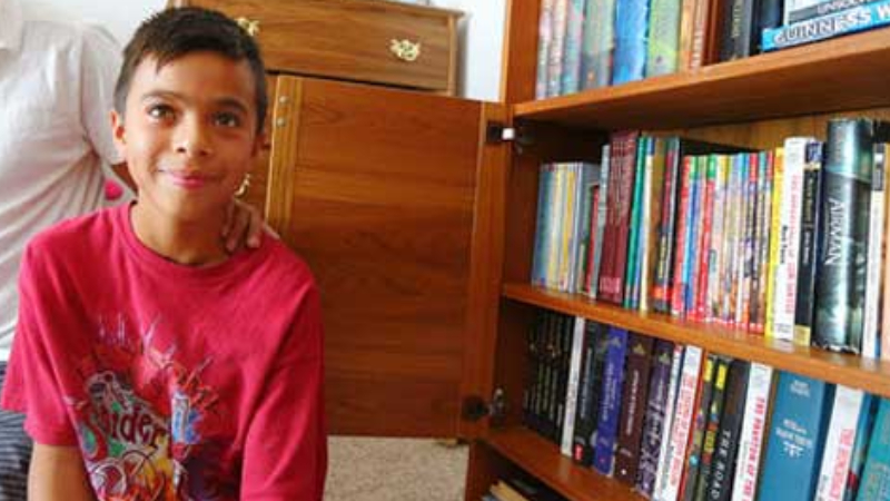 Este niño leía los anuncios del correo porque no tenía libros, pero un cartero le armó su propia biblioteca (FOTOS)