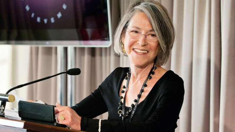 Otorgan el Premios Nobel de Literatura a la poeta Louise Glück