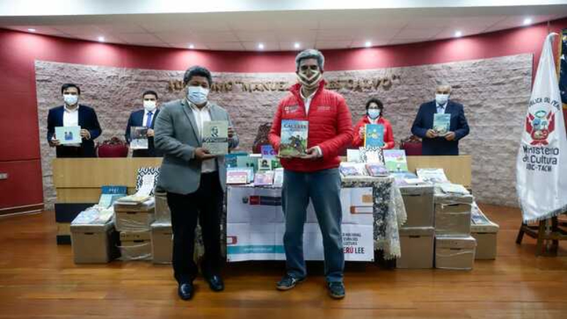 Ministro de Cultura Alejandro Neyra entregó 886 libros para implementar salas de lectura en Tacna