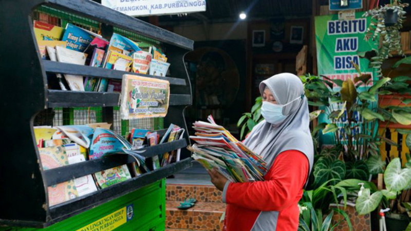 Basura por libros: bibliotecaria de Indonesia promueve la lectura a partir de desperdicios&nbsp;(VIDEO)