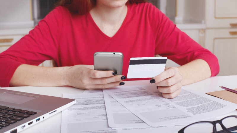 ¿Te excediste con tus tarjetas de crédito al comprar libros? AQUÍ cinco tips para pagar sin problemas tus compras online