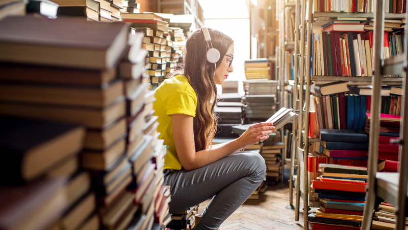 ¿Leer en silencio o con música? La eterna pregunta de los lectores